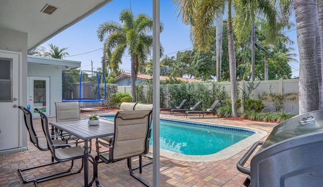 This villa is a 4 bedroom(s), 2 bathrooms, located in Oakland Park, FL.