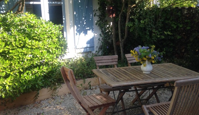 This village house is located on the side of the Seudre River, at the marsh edge, 10 km. from the ocean, between Mo