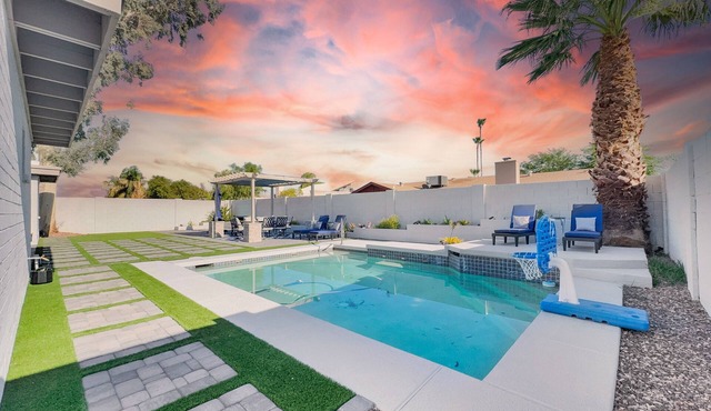 This Yard Is Cool Y'all! Hot Pool! Game Room!