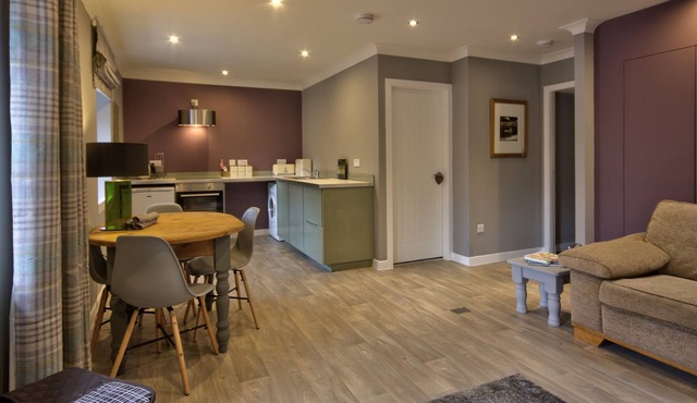 Thistle Apartment - sleeps 4 guests in 2 bedrooms