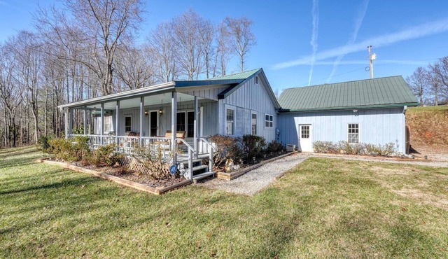 Thistle Dew - Cozy 2 BR cabin for a small family getaway! Dog-friendly