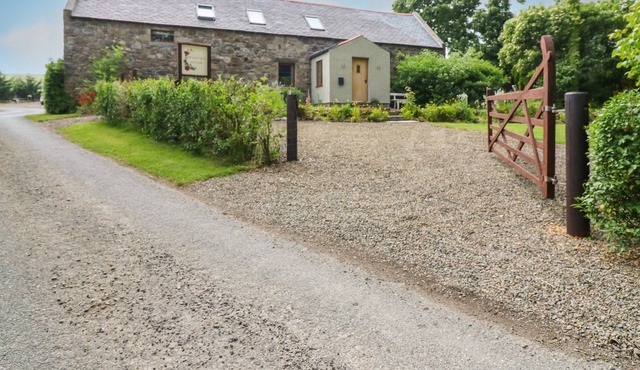 THISTLE MILL COTTAGE, pet friendly, with open fire in Aberchirder