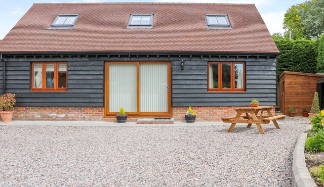 THISTLEDOWN COTTAGE, family friendly, with a garden in Bosham