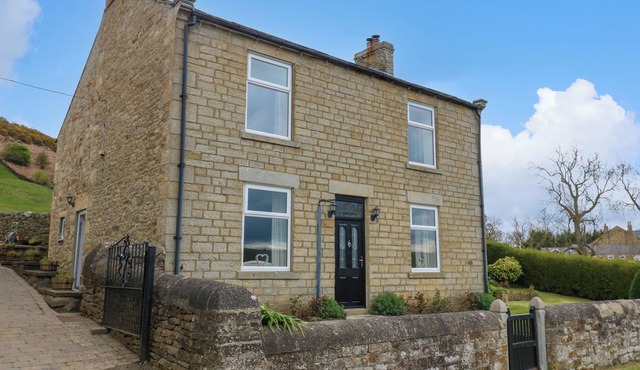 THISTLEWOOD HOUSE, pet friendly, with open fire in Wolsingham