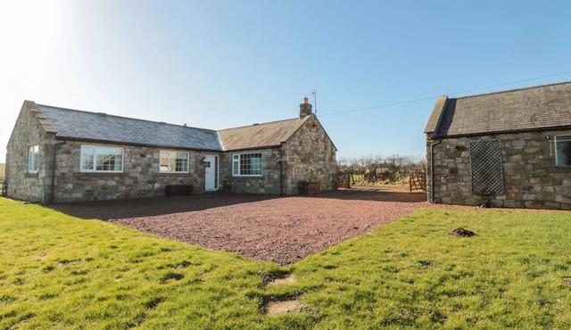 THISTLEYHAUGH COTTAGE, family friendly in Longframlington