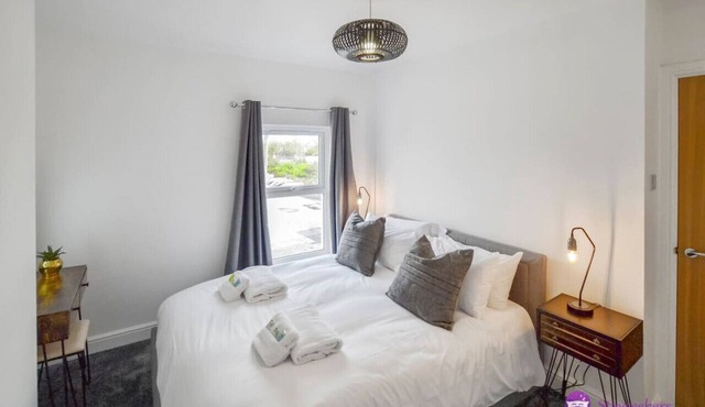 Thomas 1 bed Apt w/cathedral views - Stayseekers