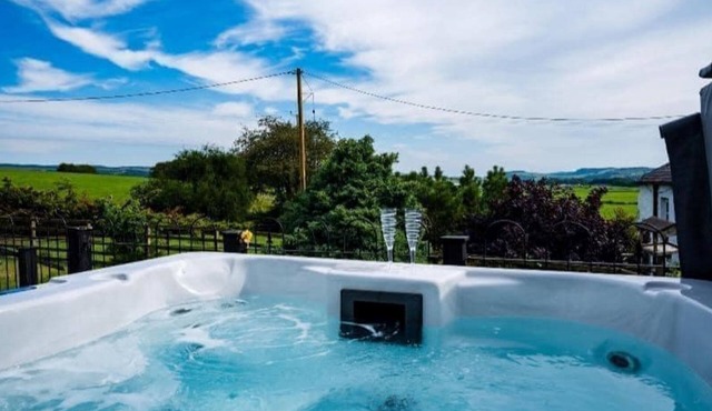 Thomas Carlyle Cottage - a cottage that sleeps 4 guests in 2 bedrooms