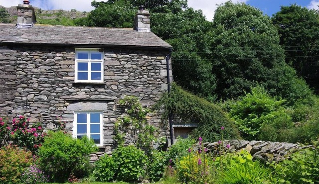THOMAS COTTAGE, pet friendly, with open fire in Ullswater