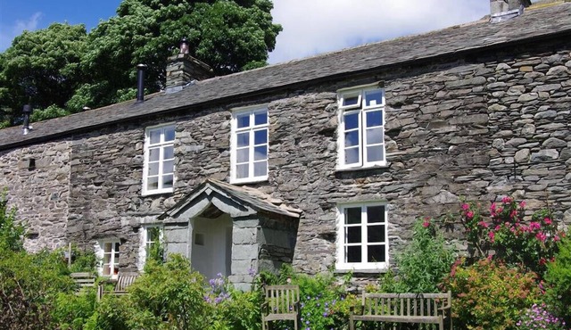 THOMAS GROVE HOUSE, pet friendly, with open fire in Ullswater