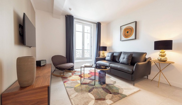 Thomas Moore, 4 stars, Luxury apartment close to the Champs-Elysées