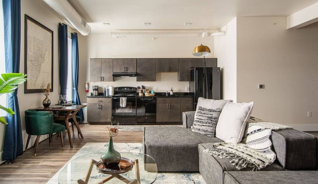 Thompson 202 · Beautiful Luxury Loft - Heart of Depot Town