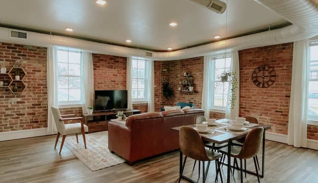 ★ Thompson Place: Premier Modern Downtown 2BR Loft