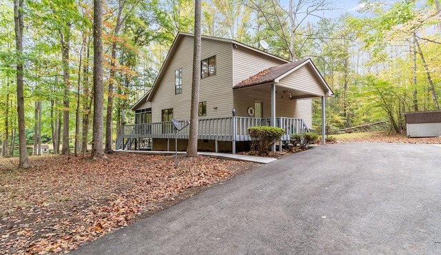 Thornburg Lodge - Lakefront Resort