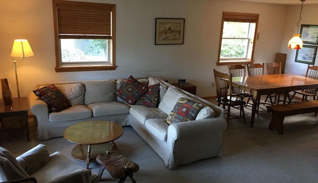 Thornbury 3 Bdrm home, 2 garages Short/Long Term