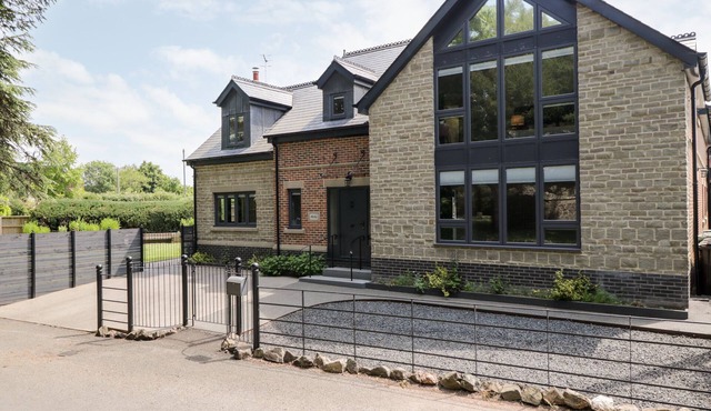 THORNBURY, family friendly, with hot tub in Barnard's Green, Malvern