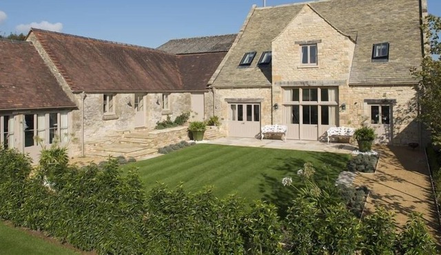 THORNDALE FARM BARN (12) STABLE COTTAGE, pet friendly in Cirencester