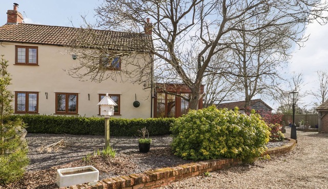 THORNEYBEES HOUSE, pet friendly, character holiday cottage in Taunton