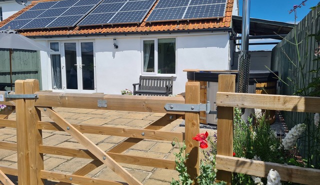 THORNHILLS COTTAGE, with hot tub in Middlezoy