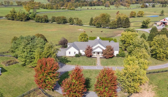 Thoroughbred Estate House 10 minutes from Keenland, Midway, Versailles, 8000sqft