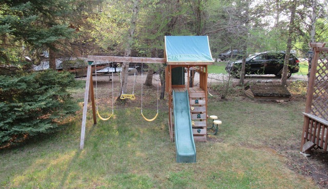 *Thoroughly Sanitized.*Cedar Cabin, short walk to Downtown Clear Lake