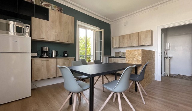 Thouars, Superb apartment on the central square