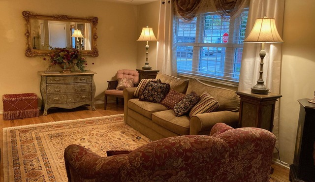 Thoughtfully decorated 3 bedroom Home in Historic Harmony