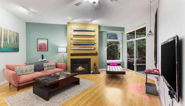 Thoughtfully decorated 12' ceiling apartment nestled in the quiet section of Kirkland.