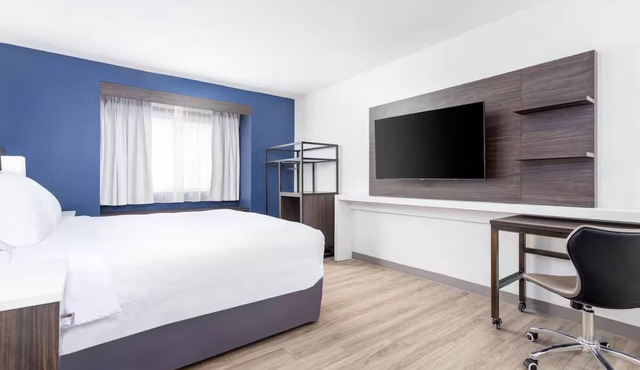 Thoughtfully Designed Room Perfect for Solo Explorers in Clarion + Parking
