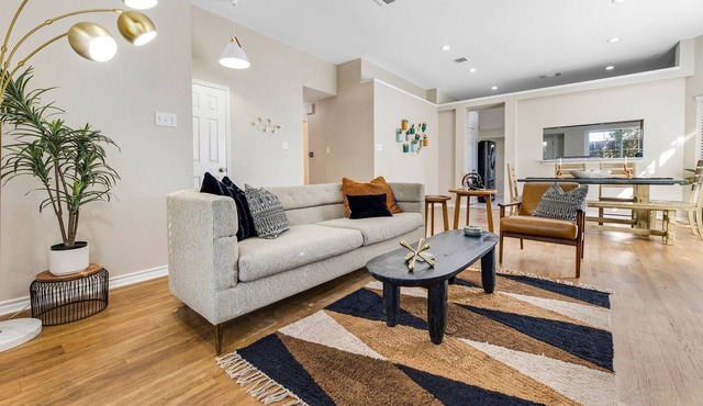 Thoughtfully furnished 3 Bedroom home near Domain