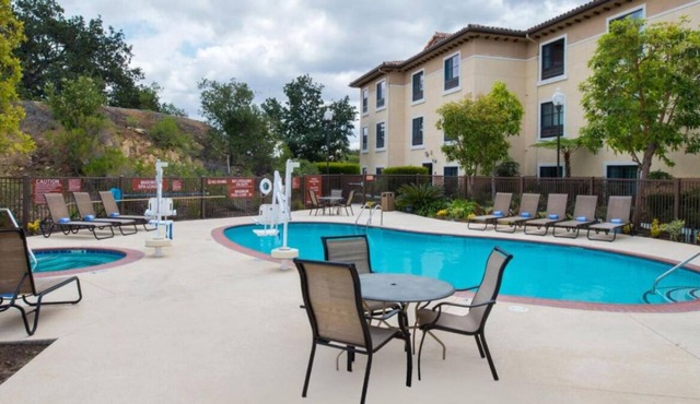Thousand Oaks Lodging for Day Hikers! Comfortable Unit with Private Kitchenette!