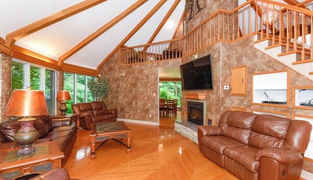 Thousand Owls Estate, a private oasis in Ottawa - indoor pool, spa, games + more