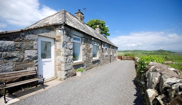 Threaby Cottage - a cottage that sleeps 4 guests in 2 bedrooms