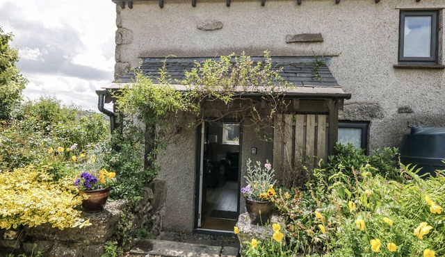 THREAGILL, pet friendly, character holiday cottage in Carnforth