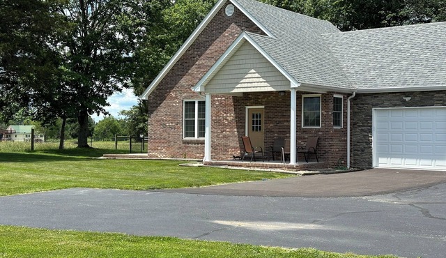 Three-A Hideaway less than 5 miles from Holmes Bend Marina.
