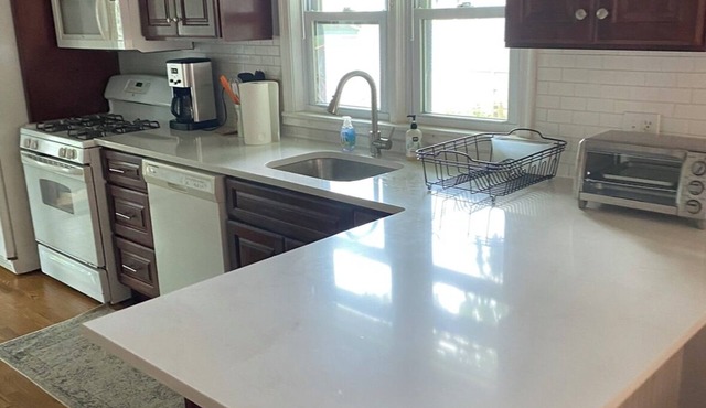 Three bdrm Cottage, Work from home, walkable to DWTWN and Ferry