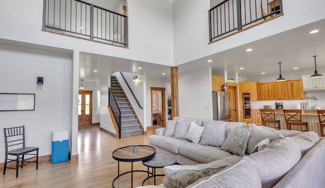 Three Bears Get Away (6-Bedroom Farmhouse) - Handicap accessible by RedAwning