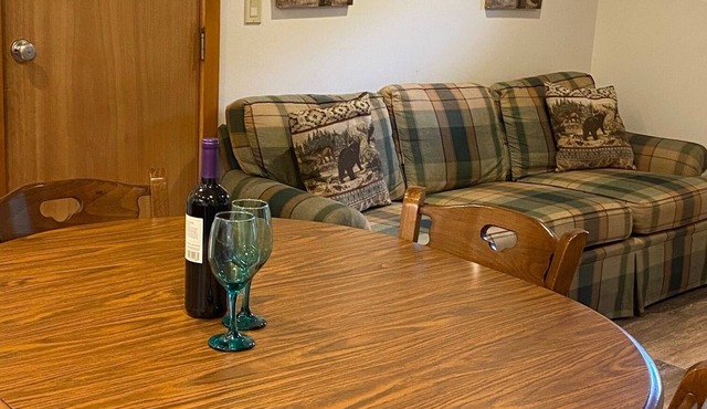 Three Bears, Immaculate 2 Bed/2.5 bath suite, Heat/AC & Washer/dryer