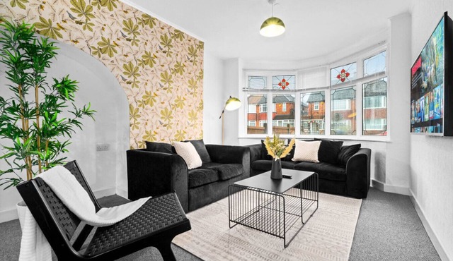 Three Bed House - Parking - Garden - Great Barr