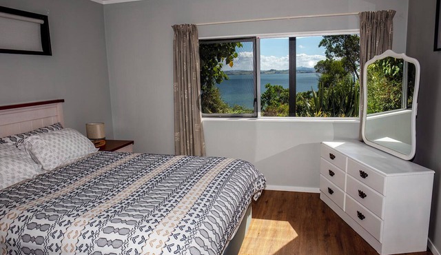 Three Bed Seaside Kiwiana Bach: Upto Four Guests