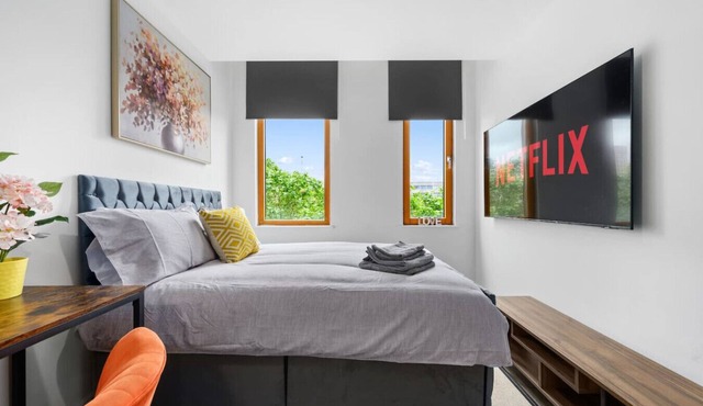 Three Bedroom Apartment: Picadilly Gardens