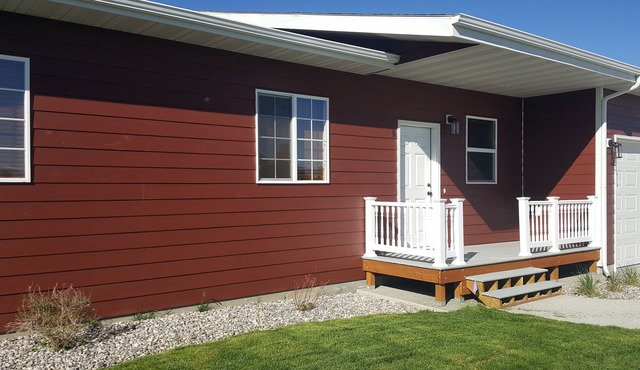 THREE BEDROOM, 2.5 BATH, HOT TUB, GARAGE, W/D, WiFi, CENTRAL AC.