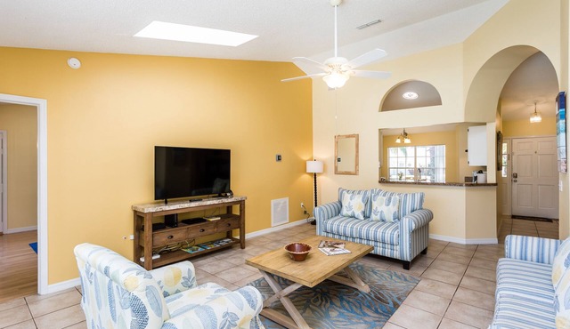 Three Bedroom 2 Bathroom Vacation home minutes away from the Parks