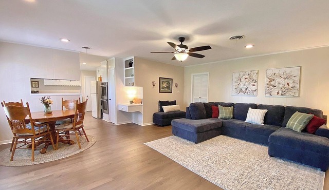 Three Bedroom ~ 8 Mins to A&M ~ Quiet Neighborhood