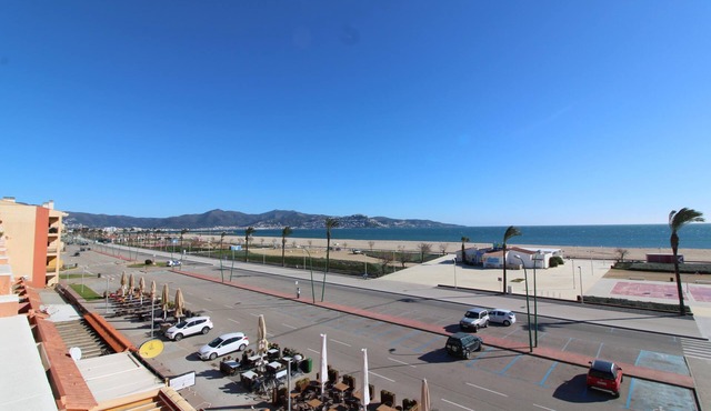 Three bedroom apartment with sea views