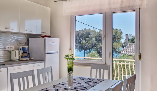 Three bedroom apartment with balcony and sea view Martinšćica, Cres (A-23222-a)