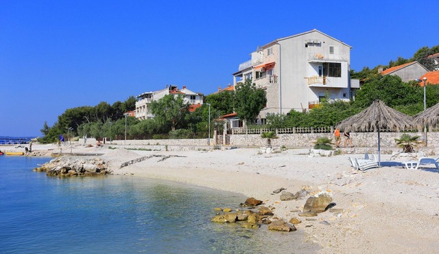 Three bedroom apartment near beach Seget Donji, Trogir (A-19351-a)