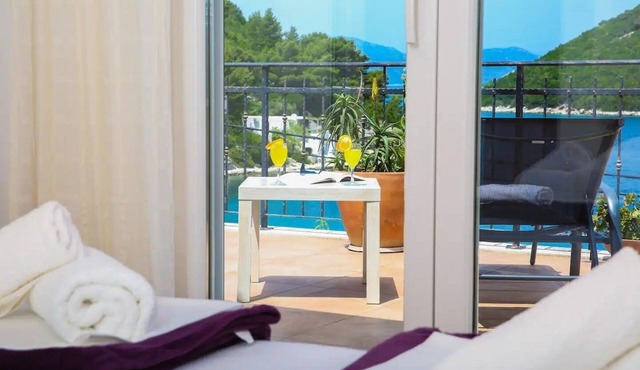 Three bedroom apartment with terrace and sea view Prožurska Luka, Mljet (A-22335-a)