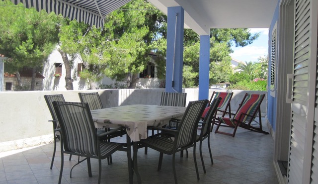 Three bedroom apartment near beach Maslinica (Šolta) (A-14748-a)