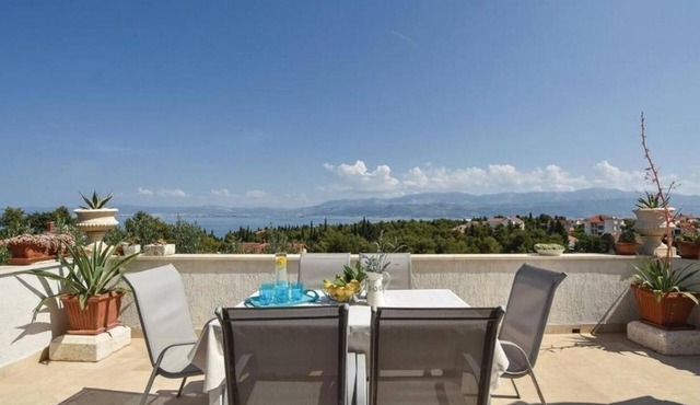 Three bedroom apartment with terrace and sea view Supetar, Brač (A-16774-d)