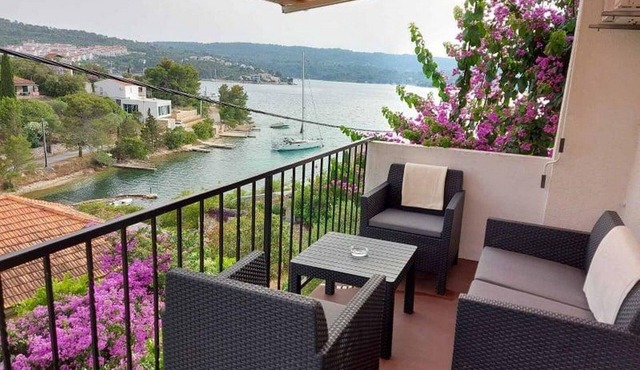 Three bedroom apartment with terrace and sea view Nečujam, Šolta (A-13884-a)